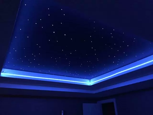 натяжной потолок с синей подсветкой