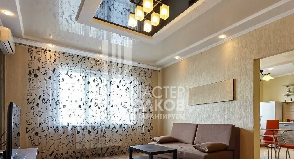 гостиная с диваном, столом и телевизором