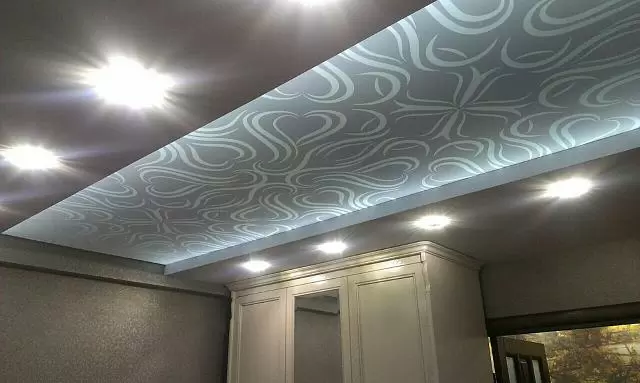 натяжной потолок с подсветкой