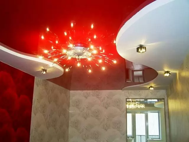 красный двойной потолок с люстрой