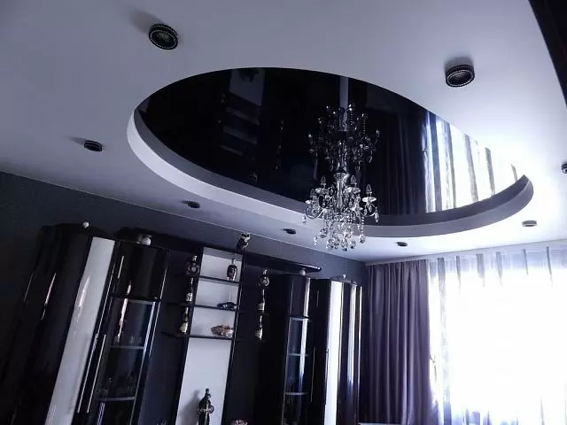 двухуровневый чёрный потолок с люстрой