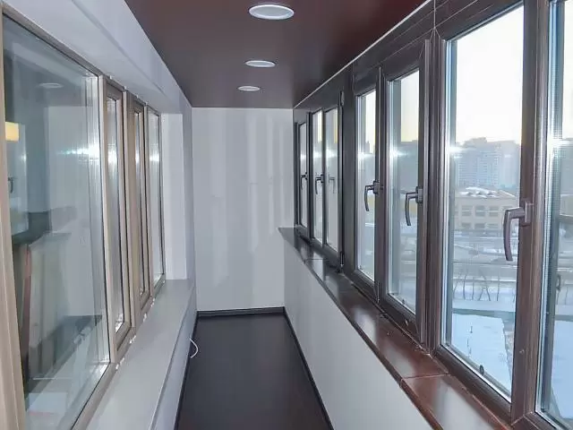 балкон в белом цвете и венге