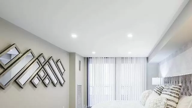 тканевый белый потолок в спальне