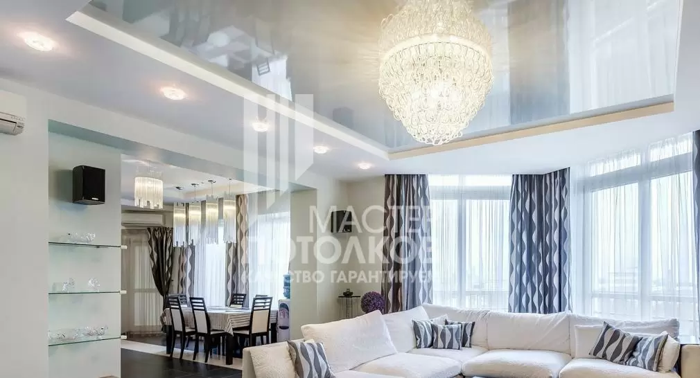 комната отдыха с двухуровневым потолком