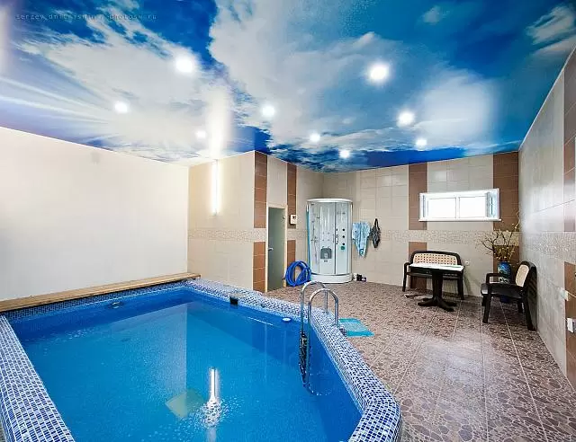 натяжной потолок с фотопечатью в бассейне