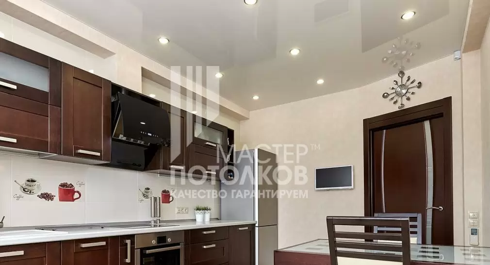 кухня с белым глянцевым потолком