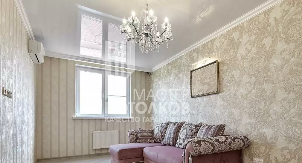 глянцевый натяжной потолок с люстрой