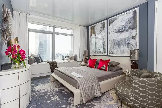 небольшая спальня с видом на город