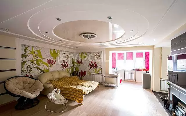 просторная спальня с креслом и тв