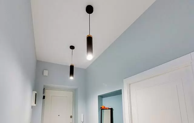 белый натяжной потолок в прихожей