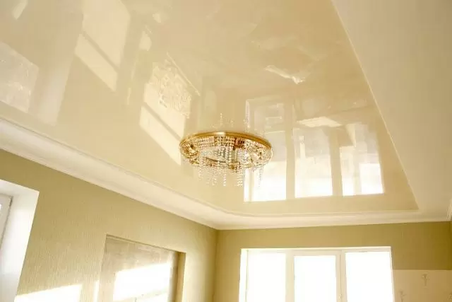 бежевый глянцевый потолок с люстрой