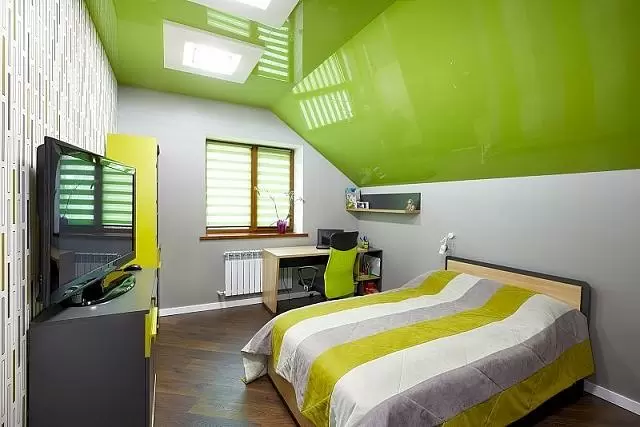 маленькая мансарда с кроватью и телевизором