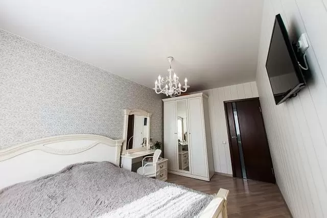 светлая спальня с классической обстановкой