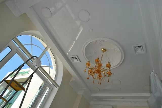 натяжной потолок с люстрой и вентиляцией