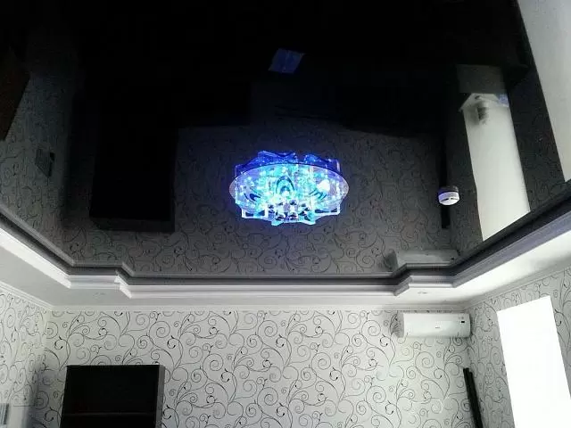 чёрный глянцевый натяжной потолок