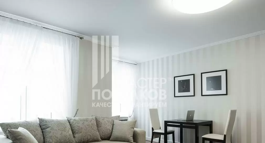 белый матовый потолок в комнате