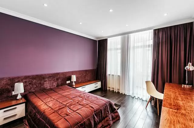 современная спальня в бордовом цвете