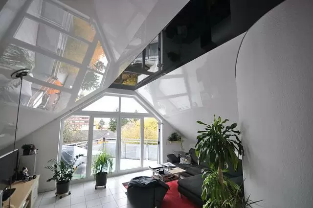 глянцевый натяжной потолок на мансарде