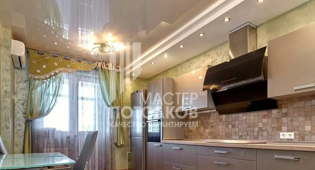 кухня с двухуровневым натяжным потолком