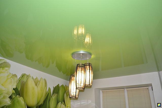 зелёный глянцевый потолок с люстрой