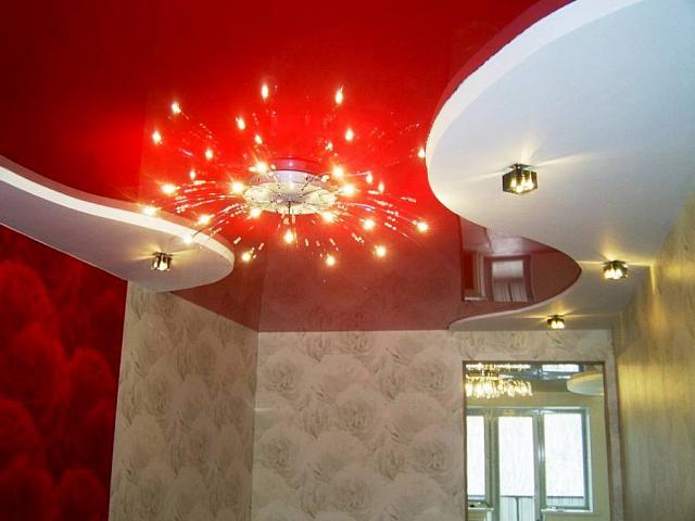 красный двойной потолок с люстрой