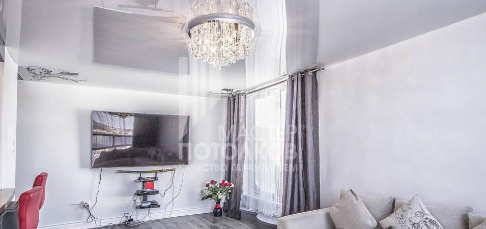 интерьер большой комнаты с телевизором