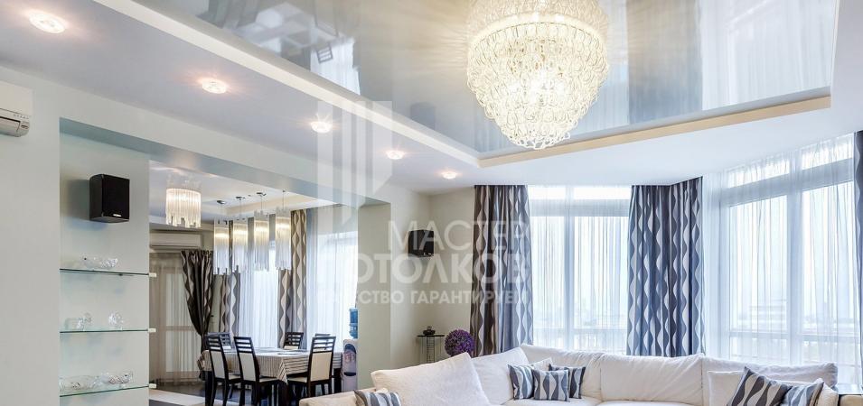 комната отдыха с двухуровневым потолком