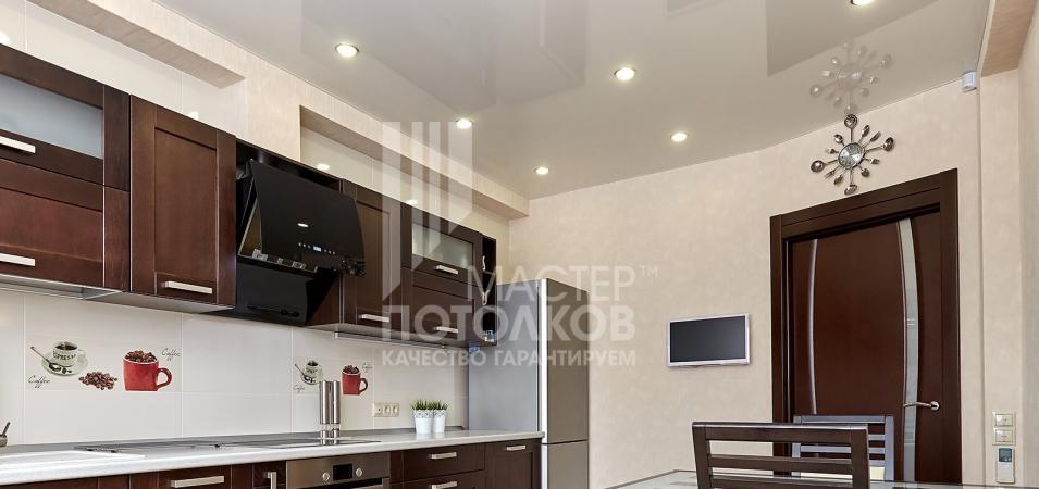 кухня с белым глянцевым потолком