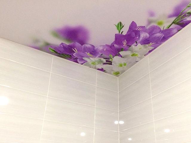 светлая плитка с цветами в ванной
