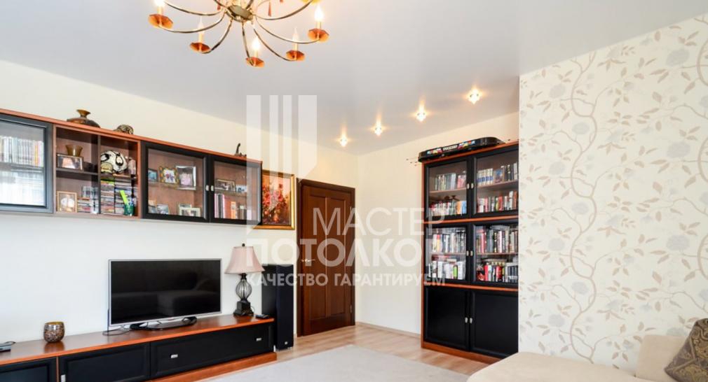 светлый интерьер гостиной в квартире