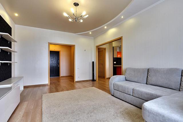 натяжной потолок Base Line с люстрой