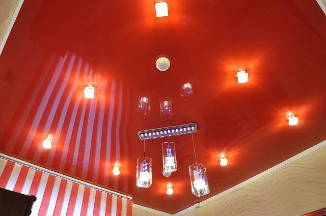 красный потолок с комбо освещением