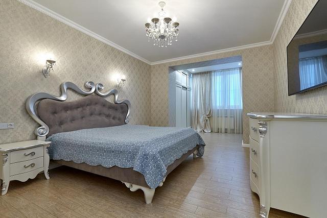 просторная классическая спальня