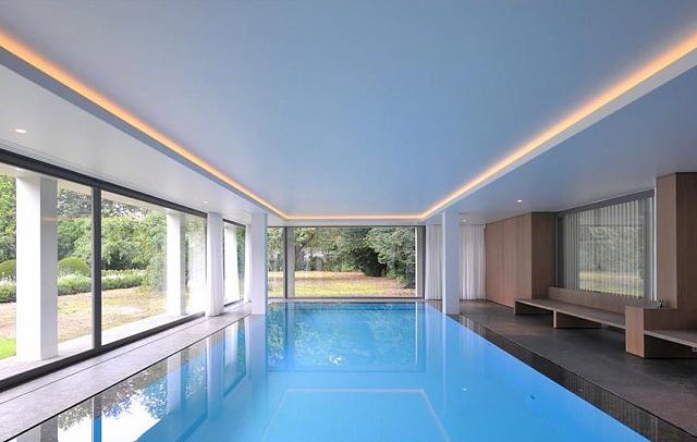 современный бассейн с парящим потолком