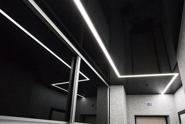 чёрный натяжной потолок с линиями