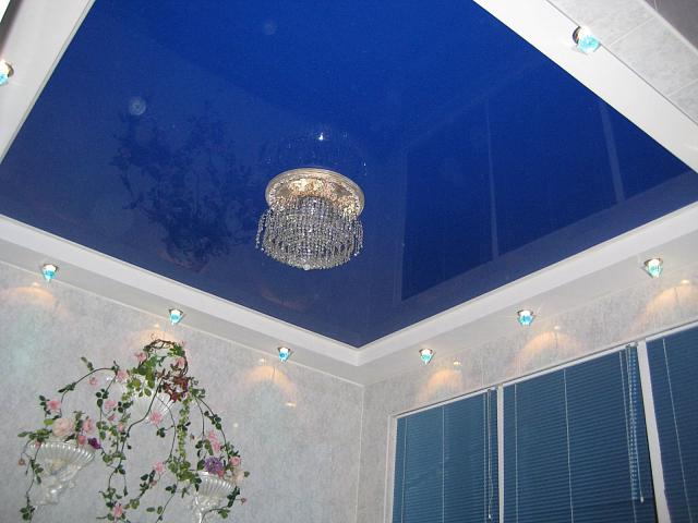 синий глянцевый потолок с люстрой
