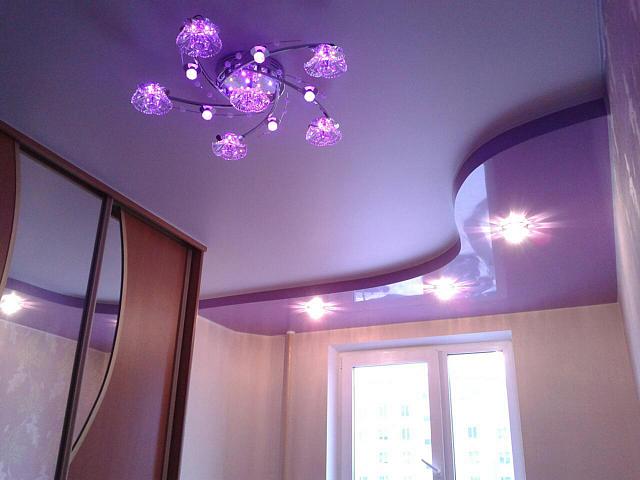 фиолетовый двухуровневый потолок в спальне