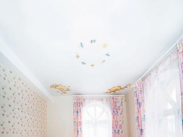 тканевый потолок с квадратными светильниками