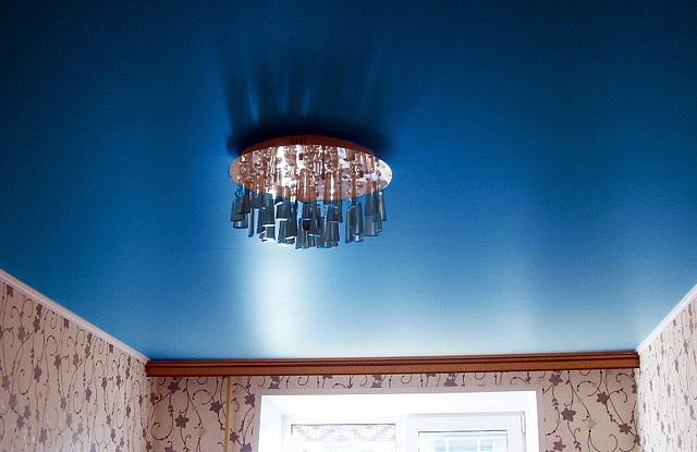 голубой потолок с небольшой люстрой