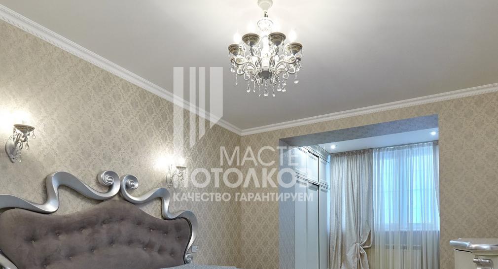 спальня с белым матовым потолоком