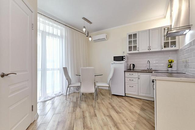 французский натяжной потолок на кухне